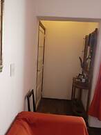 Departamento-casa muy amplio y céntrico.