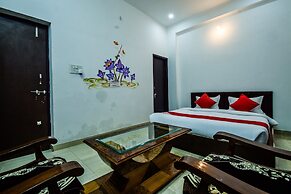 OYO 10682 Hotel Blue Lotus