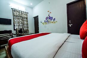 OYO 10682 Hotel Blue Lotus