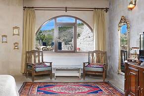 Dilek Tepesi Cave Hotel