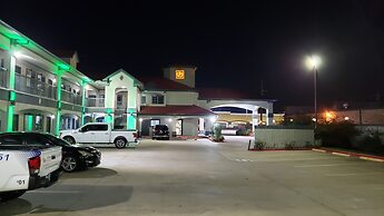 Palace Inn Hwy 6 North & Clay Rd