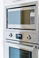 GLOBALSTAY. Maple Leaf Square