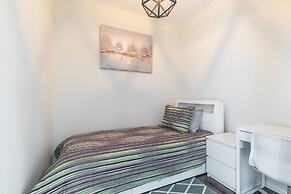 GLOBALSTAY. Maple Leaf Square