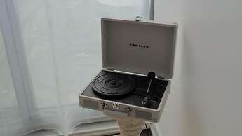 GLOBALSTAY. Maple Leaf Square