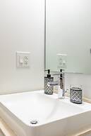 GLOBALSTAY. Maple Leaf Square