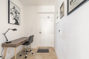 GLOBALSTAY. Maple Leaf Square