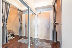 GLOBALSTAY. Maple Leaf Square