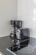 GLOBALSTAY. Maple Leaf Square