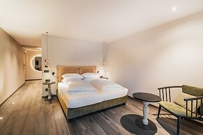 La Cort My Dollhouse - Adults Only