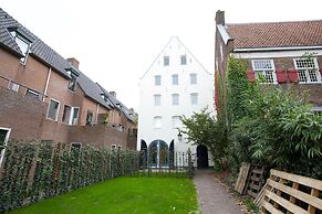 Canal Garden Apartment