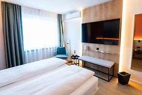 Ascona Lodge, Pool & Garden Retreat