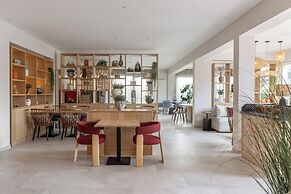 Ascona Lodge, Pool & Garden Retreat