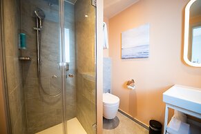 Ascona Lodge, Pool & Garden Retreat