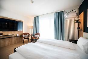 Ascona Lodge, Pool & Garden Retreat