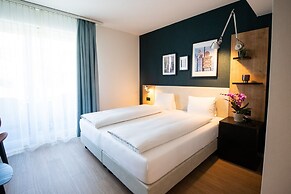 Ascona Lodge, Pool & Garden Retreat