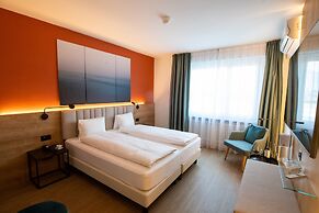 Ascona Lodge, Pool & Garden Retreat