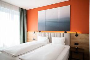 Ascona Lodge, Pool & Garden Retreat