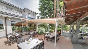 Ascona Lodge, Pool & Garden Retreat