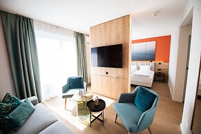 Ascona Lodge, Pool & Garden Retreat