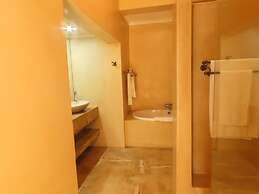 Sunset Lodge & Safaris