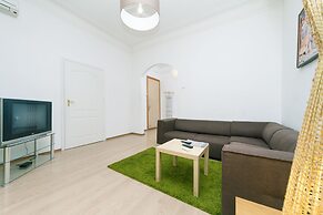 Rent Kiev Lva Tolshtoho Square