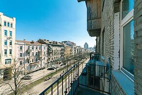 Rent Kiev Lva Tolshtoho Square