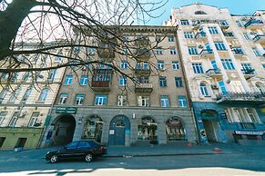 Rent Kiev Lva Tolshtoho Square