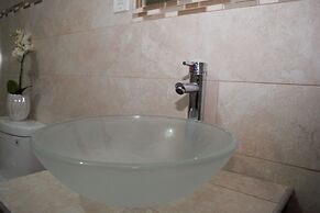 New Kingston Guest Apt at Evans