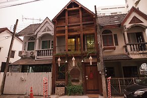 Sanae' Townhouse Chiang Mai