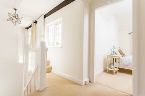 The Queen Edith Place - Lovely 6BDR Home in Secluded Neighbourhood