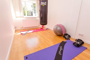 The Queen Edith Place - Lovely 6BDR Home in Secluded Neighbourhood