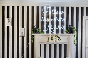 The Wonderland Townhouse - Amazing Alice in Wonderland 8BDR Home