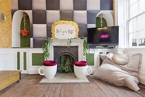 The Wonderland Townhouse - Amazing Alice in Wonderland 8BDR Home