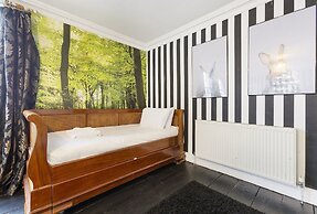 The Wonderland Townhouse - Amazing Alice in Wonderland 8BDR Home