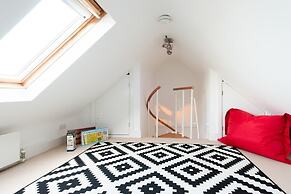 The Glasshouse Escape - 5BDR Victorian Jewel with Modern Twists in Jer