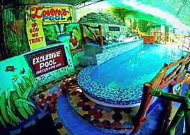 Buena Lynne's Resort Annex