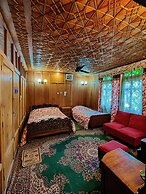 Shiraz Deluxe Houseboat