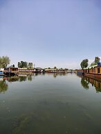 Shiraz Deluxe Houseboat