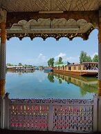 Shiraz Deluxe Houseboat