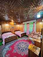 Shiraz Deluxe Houseboat