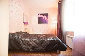 Old Flat Apartments 7