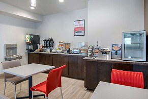 Econo Lodge Inn & Suites