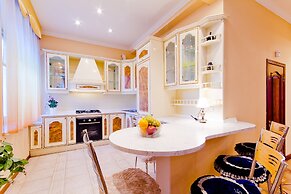 Lakshmi Bol'shaya Sadovya