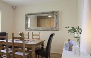 Cargo Cafe Apartments
