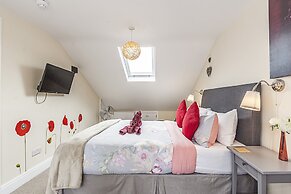 Greyhound Road Rooms