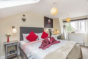 Greyhound Road Rooms