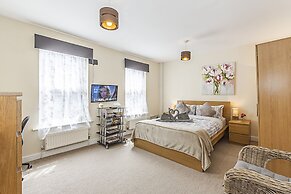 Greyhound Road Rooms