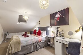 Greyhound Road Rooms