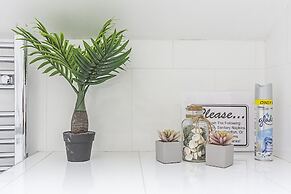 Greyhound Road Rooms