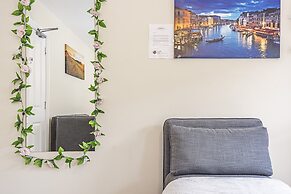 Greyhound Road Rooms